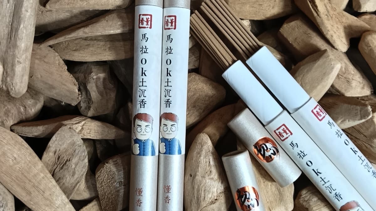 香董線香產品放在沉香原材上，適合第一次買線香的新手參考
