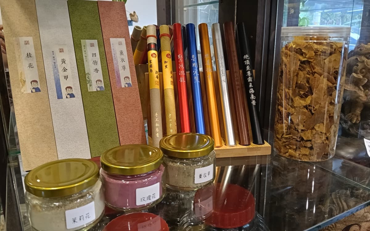 展示櫃中的多款線香與香粉，適合日常點香選擇參考