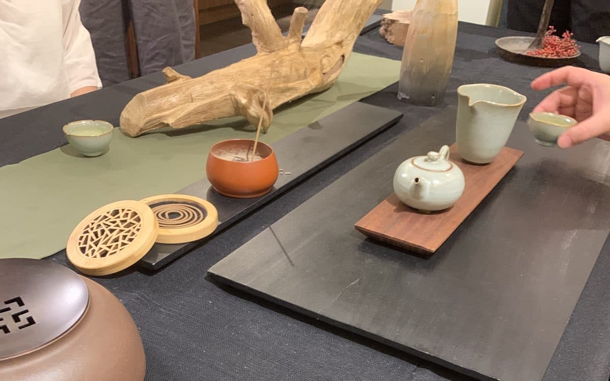茶席旁擺放香爐、盤香與沉香擺件，適合送禮自用情境