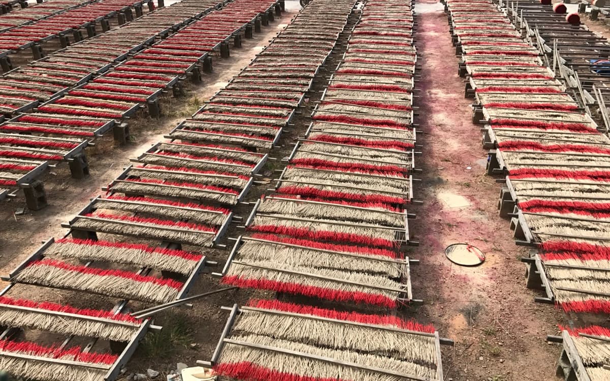 戶外竹架上大量曬乾中的立香，適合拜拜供香選擇參考