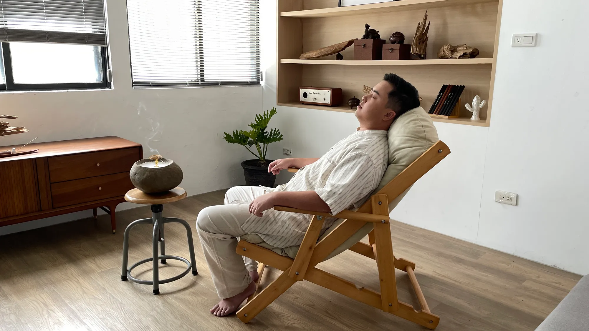 香董的日常用香情境:躺椅旁的香爐正燃著一盤沉香